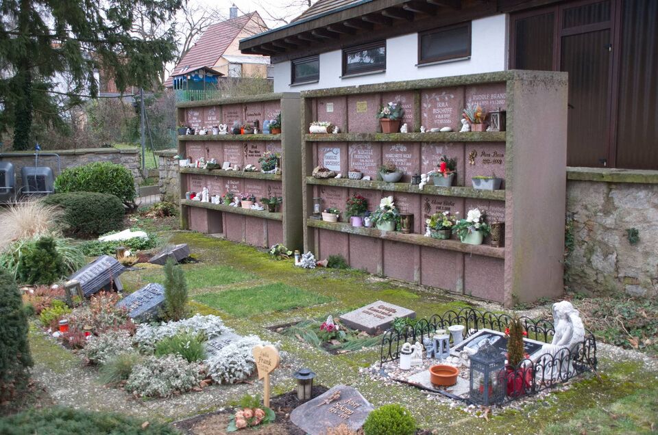 Datei:Friedhof Nußbaum Urnenwand 2026.JPG