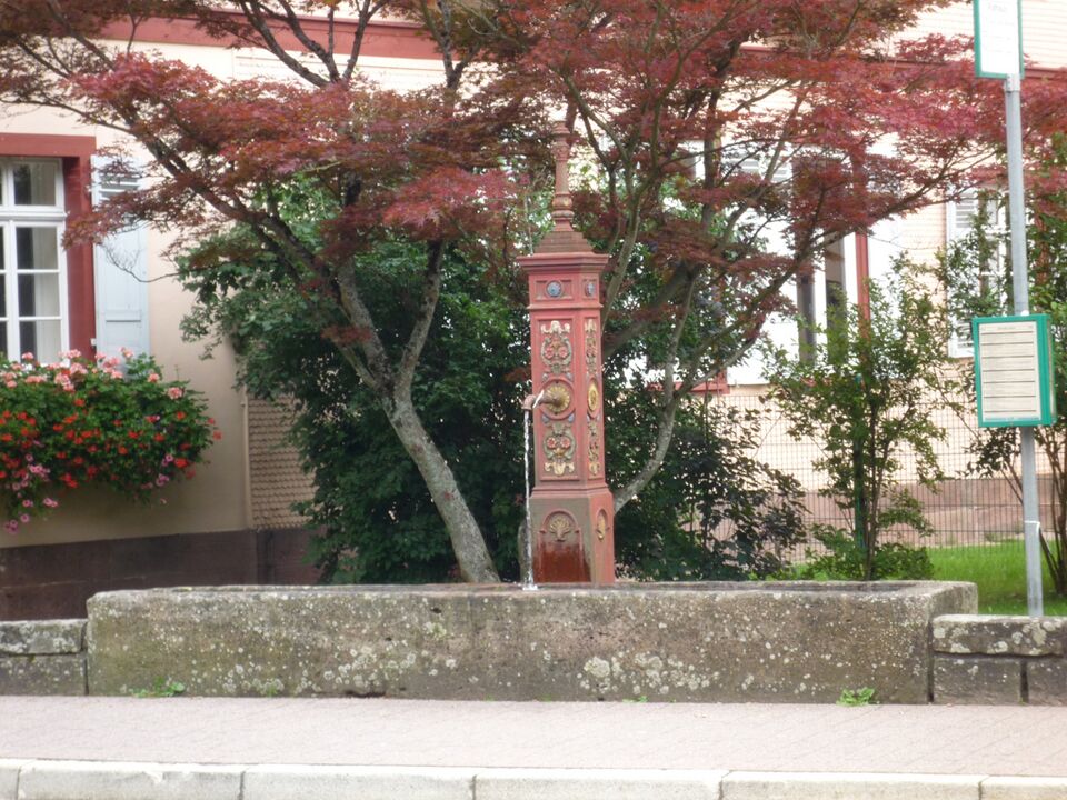 Datei:Hoefen-Brunnen-Wildbader-Strasse.jpg
