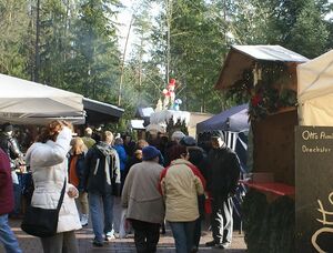 Weihnachtsmarkt im Wald.JPG