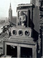 Ruine des Alten Lutherhauses in Pforzheim im Jahre 1945, mit Relief „Christus als Kinderfreund“ von Adolf Sautter (1872-1956)