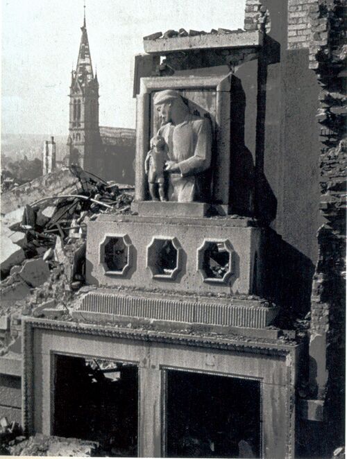 Datei:Ruine des Alten Lutherhauses in Pforzheim im Jahre 1945, mit Relief „Christus als Kinderfreund“ von Adolf Sautter (1872-1956).jpg