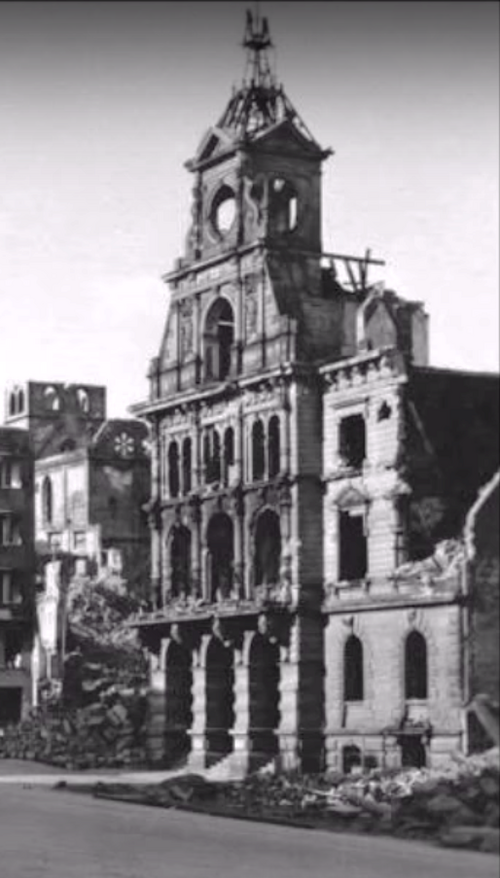 Datei:Altes Rathaus am Marktplatz in Pforzheim im Jahre 1945, Entwurf Hermann Thüme aus Dresden und Stadtbaumeister Alfons Kern aus Pforzheim, erbaut 1892-1895.png