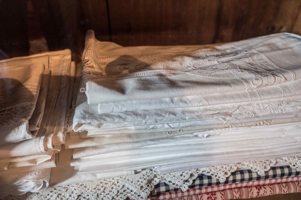Datei:GHV Nähzimmer-Wäscheschrank-Weisswäsche.JPG