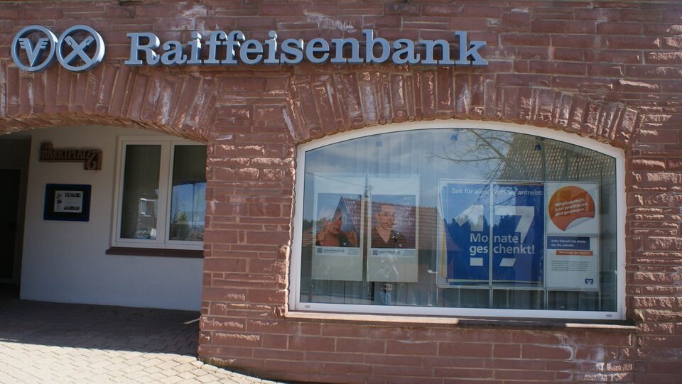 Datei:Eingang RaiffeisenbankZavelstein.jpg