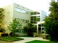 Sonnenuhr an der Fassade der Sonnenhof Grundschule