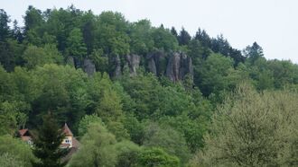 Falkenfelsen vom Bahnhof aus.JPG