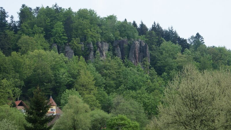 Datei:Falkenfelsen vom Bahnhof aus.JPG