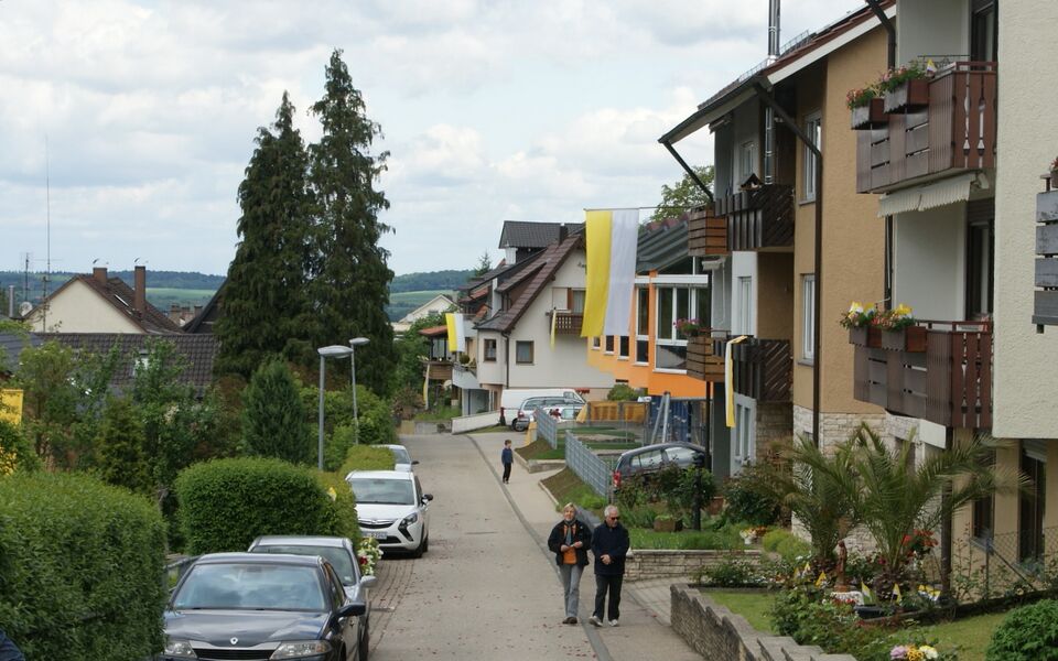 Datei:Straße mit Kindergarten Ersingen.jpg