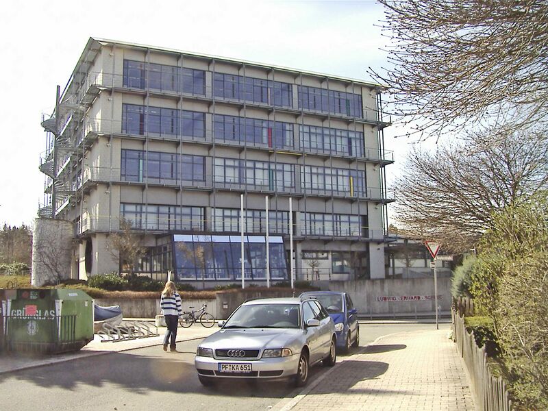 Datei:LudwigErhardSchule.jpg