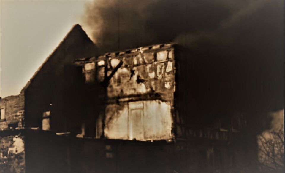 Datei:1967, mutwillige Brandstiftung ("heißer Abbruch") an der Graf-Leutrum-Burg für den Bau der "Haidach-Siedlung" im Pforzheimer Stadtteil Buckenberg (b).jpg