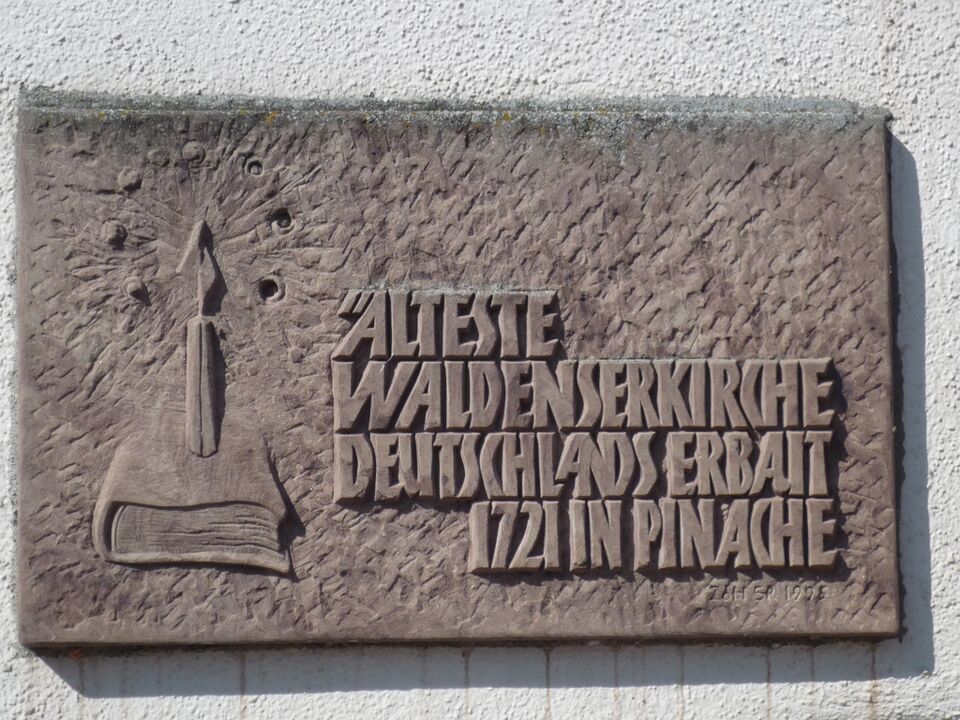 Datei:Pinache-Kirche-Schild.jpg
