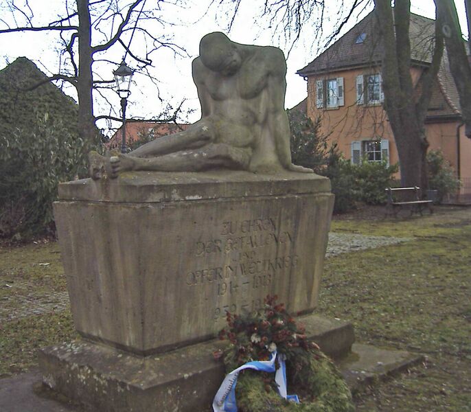 Datei:StadtmuseumGefallenenDenkmal.jpg