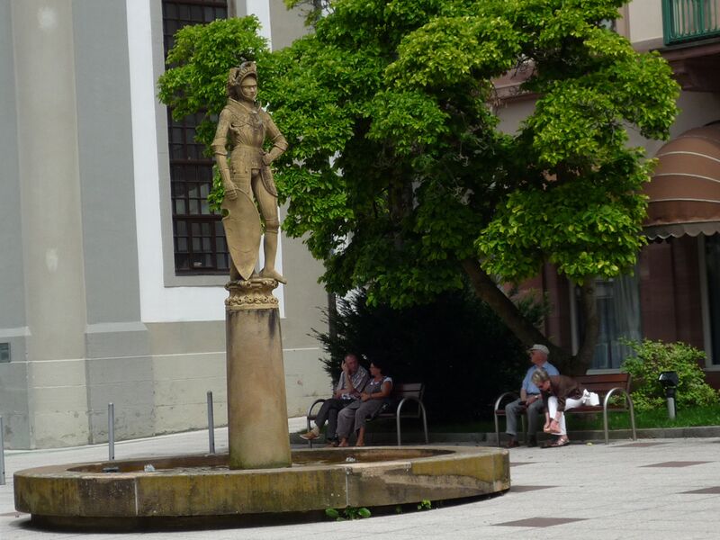 Datei:Bad-Wildbad-Kurplatz-Brunnen.jpg