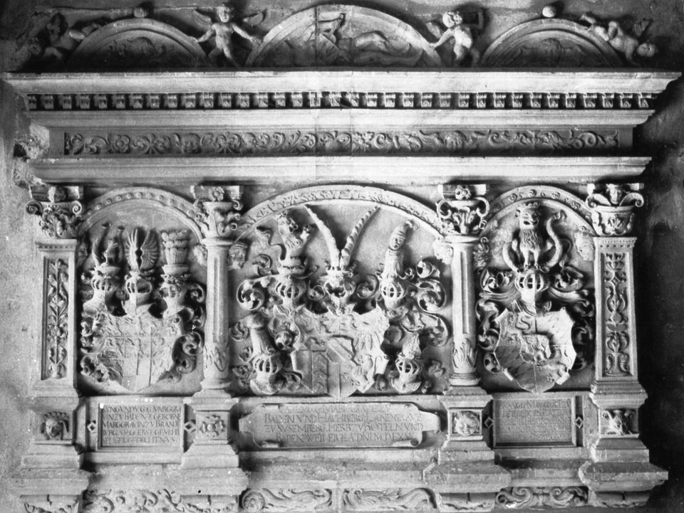 Datei:Wappentafel des Markgrafen Karl II. von Baden-Durlach und seiner Gemahlinnen Kunigunde von Brandenburg-Kulmbach sowie Anna von Pfalz-Veldenz, 1565.png