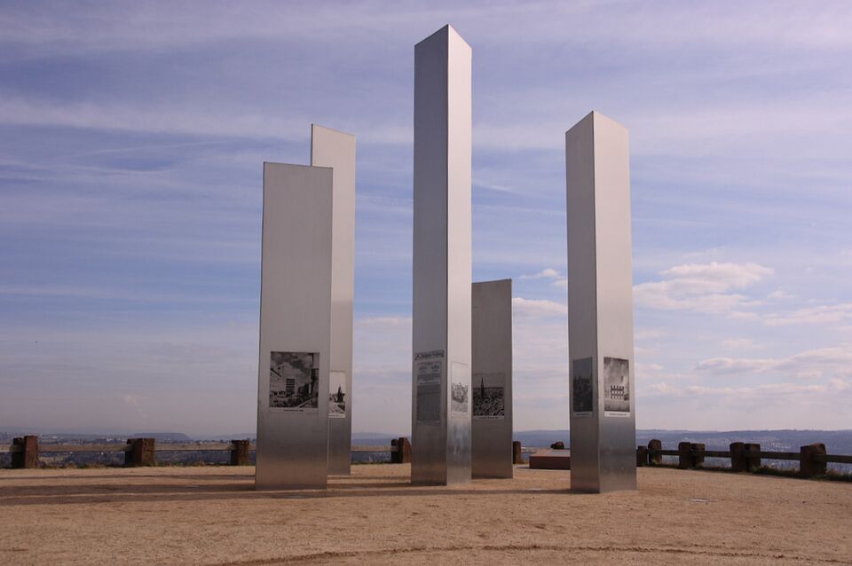 Datei:Wallberg Stelen.jpg