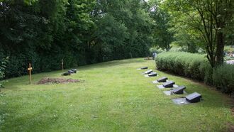 Friedhof Calw-Heumaden Rasengraeber.jpg