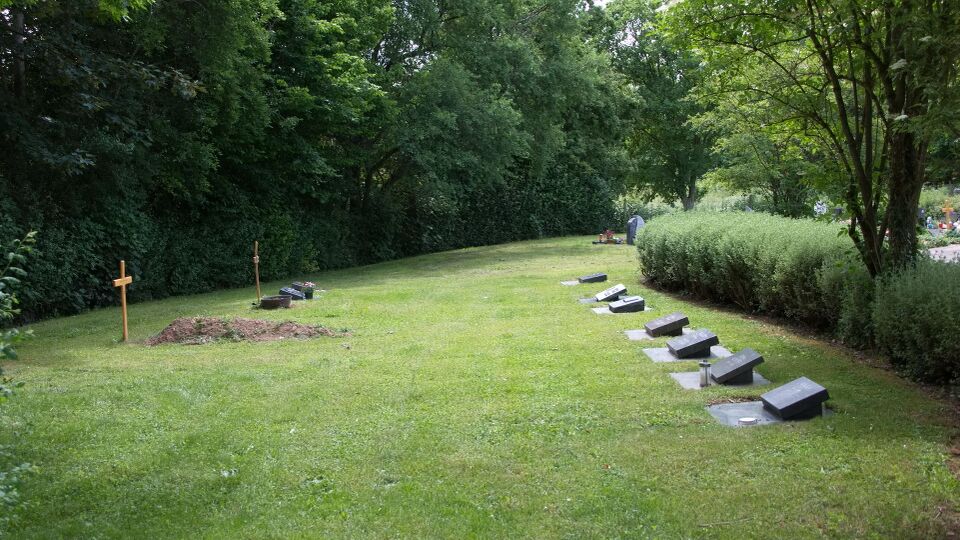 Datei:Friedhof Calw-Heumaden Rasengraeber.jpg