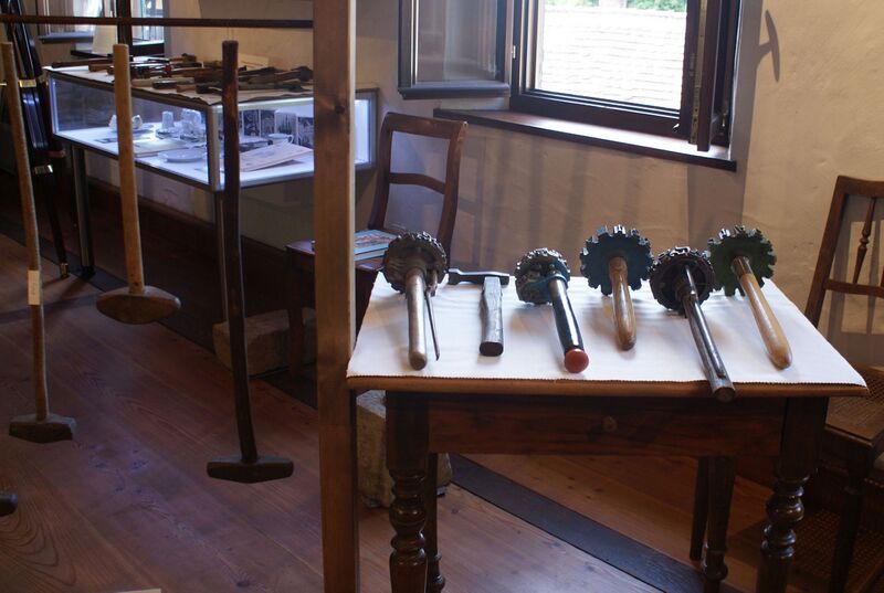 Datei:Hämmer im Museum.Schafhof.jpg