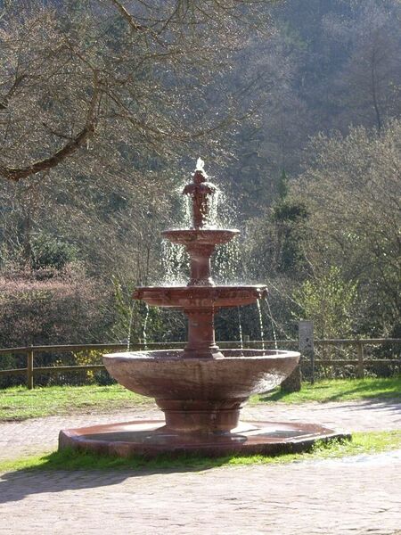 Datei:KlHirsau Schalenbrunnen.jpg