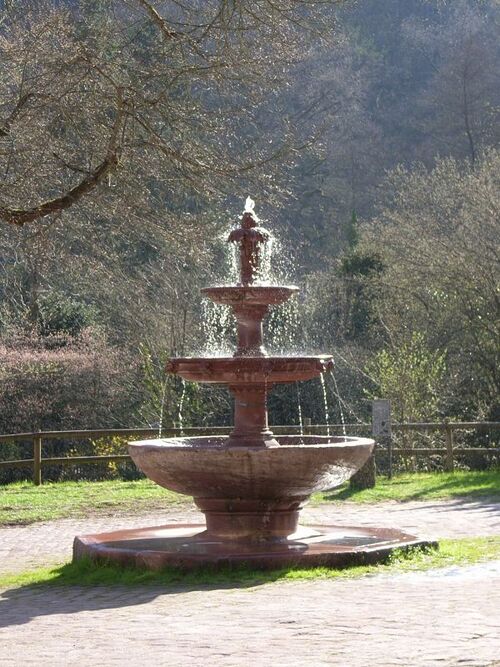 Datei:KlHirsau Schalenbrunnen.jpg