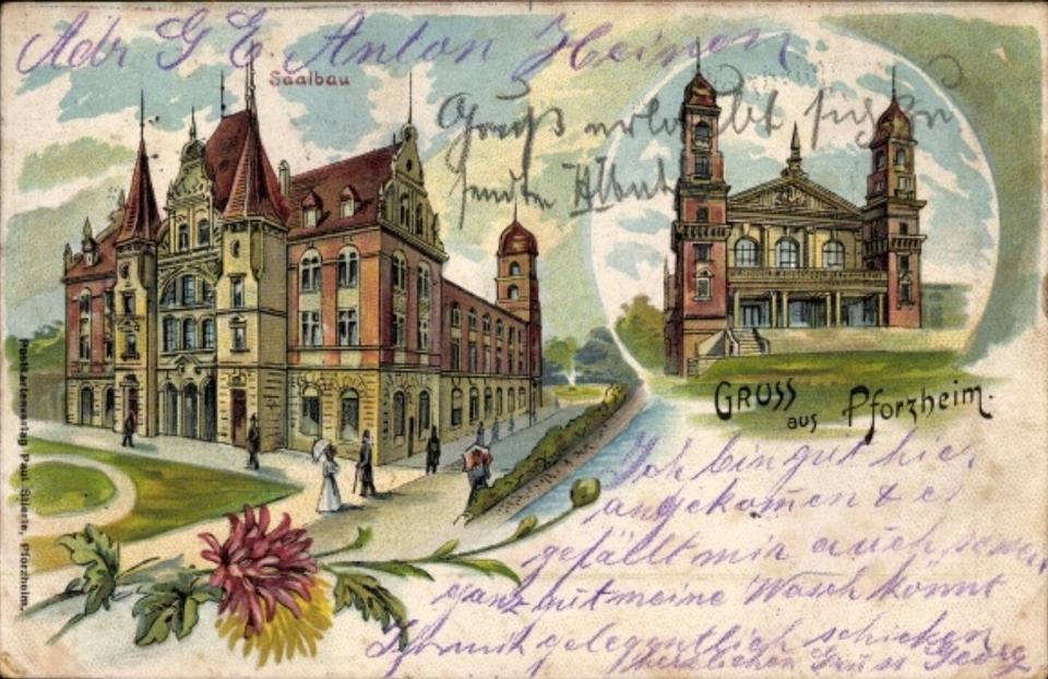 Datei:Pforzheim, Saalbau, Entwurf Stadtbaumeister Alfons Kern, erbaut 1897-1900, eingeweiht am 20. Mai 1900, zerstört Heiligabend 1944 (Vorderseite an der Jahnstraße 42 und Rückseite mit Doppelturmfassade am Stadtgarten).png
