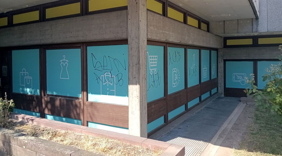 Datei:Schloßberg8 Schaufenster.jpg
