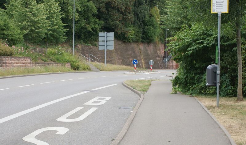 Datei:Bushaltestelle Birkenfeld.JPG