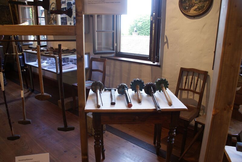 Datei:Gummi-Hämmer im Museum.JPG