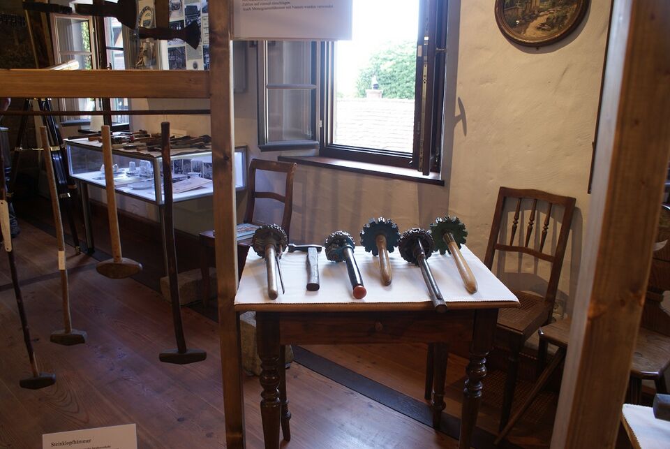 Datei:Gummi-Hämmer im Museum.JPG