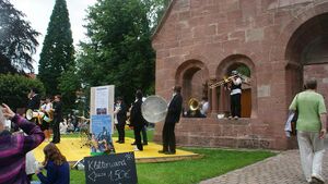 Bad Herrenalb Klosterfest Band vor Paradies.JPG