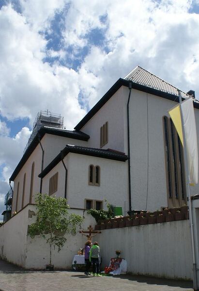 Datei:Katholische Kirche mit Fronleichnamstation.JPG
