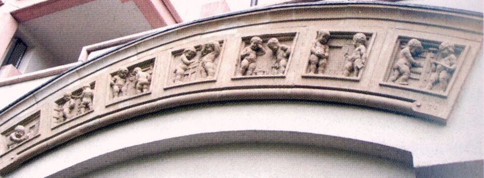 Datei:Schmuckrelief, signiert „Gebr. Wahl 1912“ vom Portal der ehemaligen Doubléfabrik Fr. Kammerer, Goethestraße 2 in Pforzheim, wiederverwendet am Dreitälerstift an der Ecke Goethestraße 2, Bissingerstraße 12 in Pforzheim.jpg