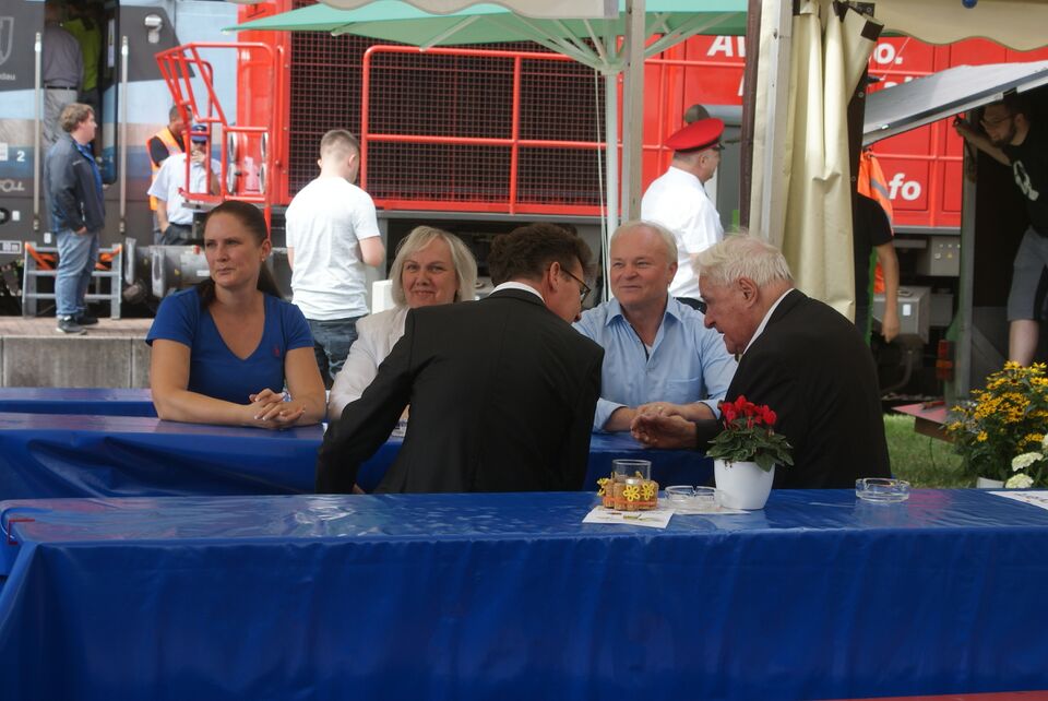 Datei:Luwg, OB und KVV-Mitarbeiter.JPG