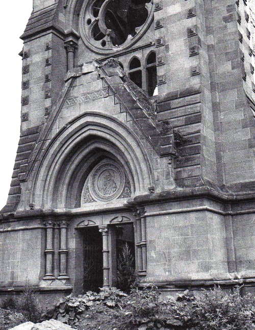 Datei:Pforzheim, Ruine der alten Stadtkirche, Tympanon mit Relief des lehrenden Christus, 1898, Bildhauer W. P. Behrmann aus Altona und Fidel Binz aus Karlsruhe.png