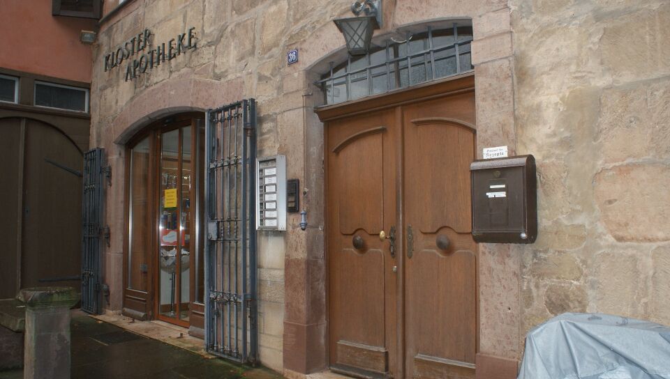 Datei:Hausnummer 35 und Hofapotheke.JPG