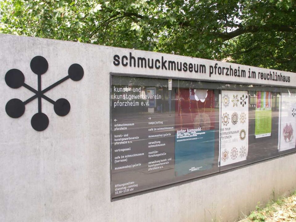 Datei:Schmuckmusem Infowand.jpg