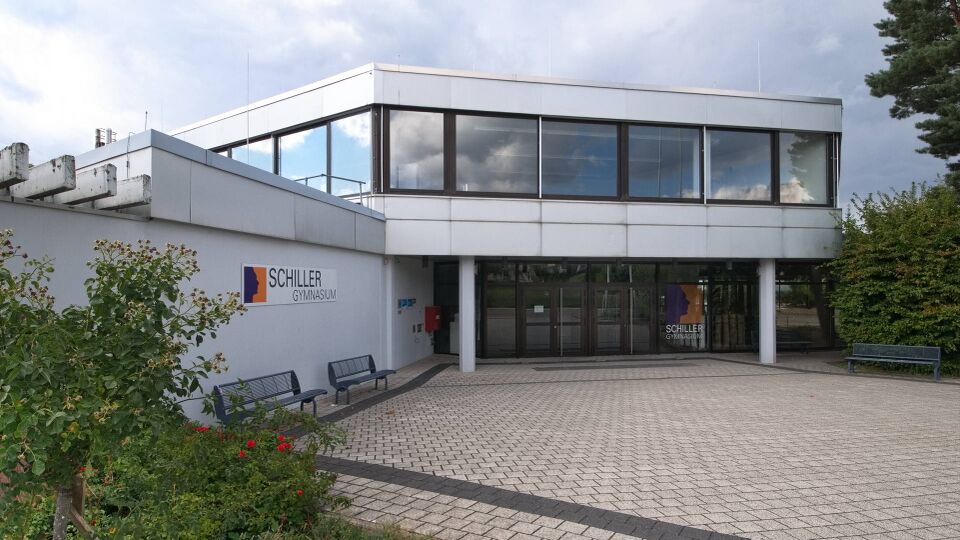 Datei:2026-08-22 Schiller Gymnasium Eingang.jpg