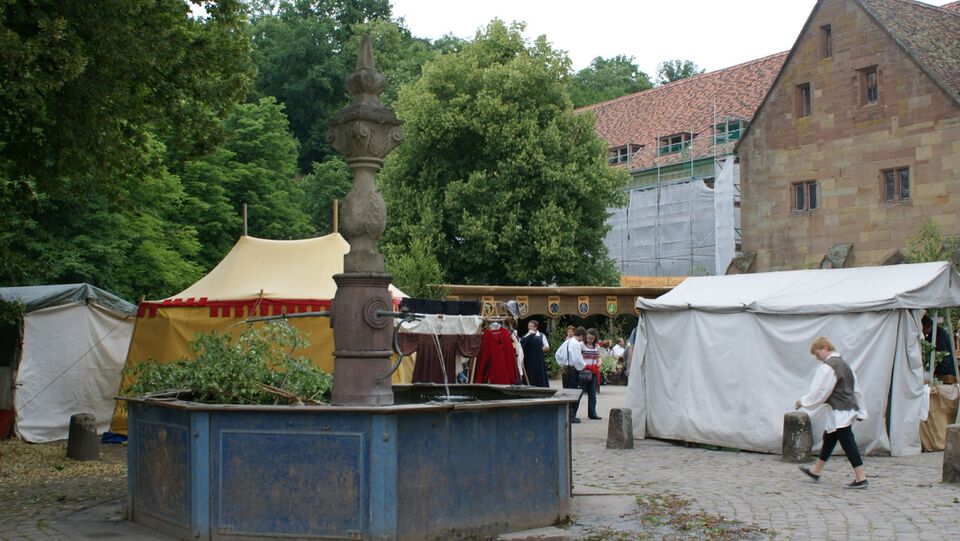 Datei:Brunnen im Klosterhof..jpg