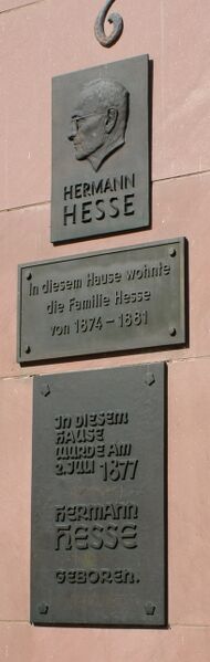 Datei:Schilder am Hesse-Geburtshaus.jpg