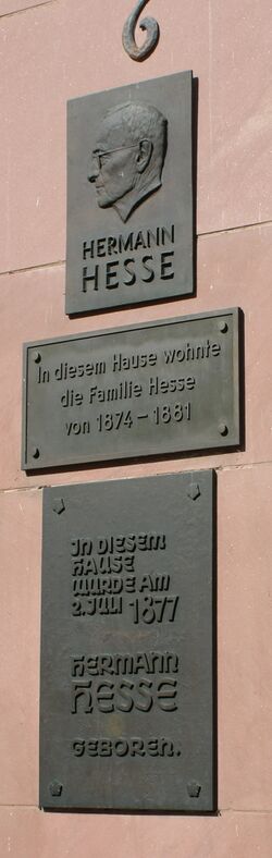 Datei:Schilder am Hesse-Geburtshaus.jpg