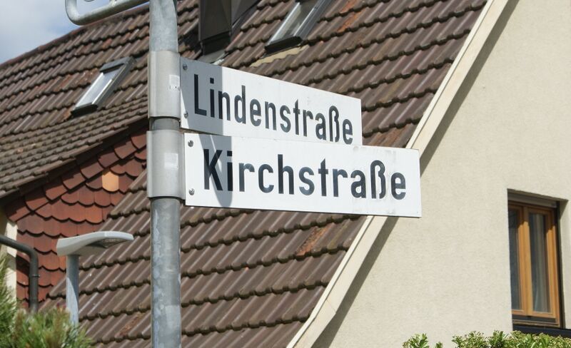 Datei:Straßenschilder Lindenstraße Kirchstraße.jpg