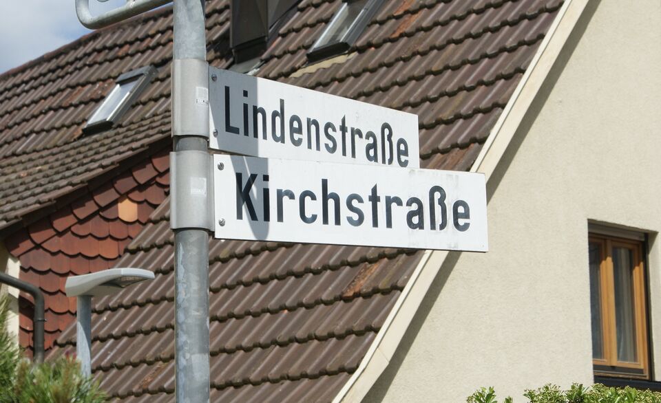 Datei:Straßenschilder Lindenstraße Kirchstraße.jpg