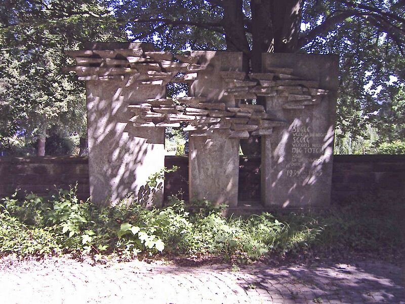 Datei:Birkenfeld-Friedhof-Denkmal.jpg