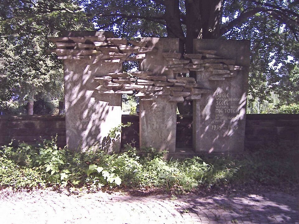 Datei:Birkenfeld-Friedhof-Denkmal.jpg
