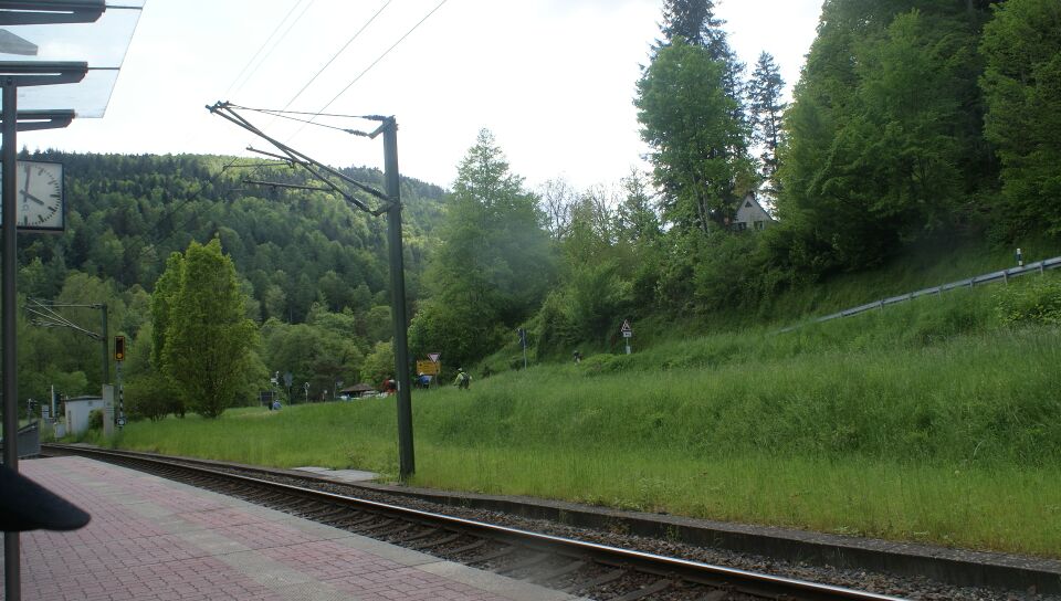 Datei:Bahn S 6 Bad nach Pforzheim und Bad Wildbad - mit Radweg im Enztal und Straße nach Straubenhardt im Hintergrund.JPG