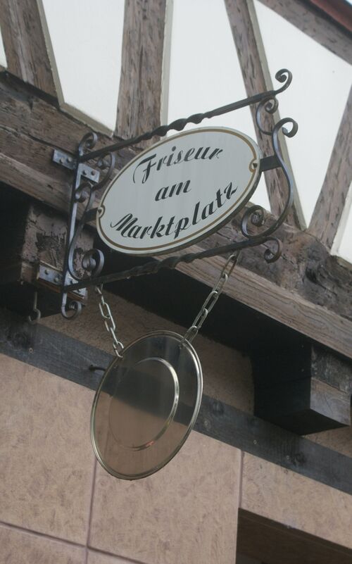 Datei:Frisör am Marktplatz Neuenbürg.JPG