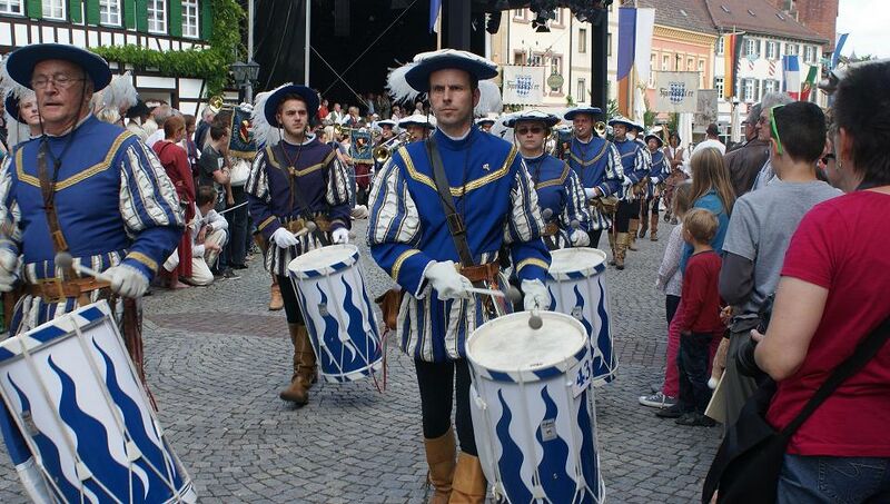 Datei:Goldstadtfanfarenzug in Bretten.JPG