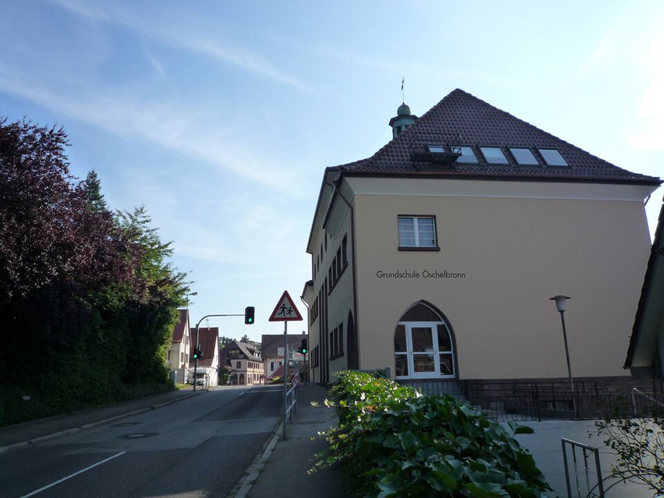Datei:Oeschelbronn-Schule-2.jpg