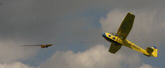 Gelbes Flugzeug am Schleppseil.jpg