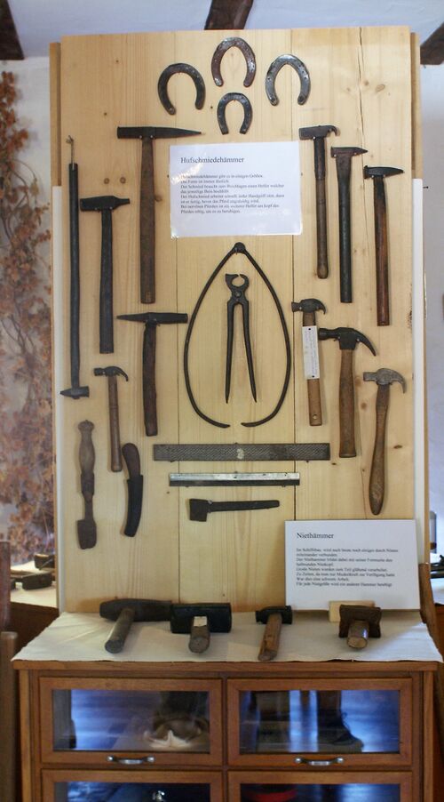 Datei:Steinopfhämmer Maulbronn (3).JPG